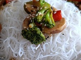 Tofu sauté aux nouilles de riz et légumes sauce sésame gingembre