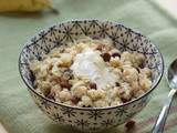 Porridge minute sans lait à la noix de coco et aux baies de goji (vegan)