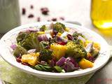 Salade brocoli, mangue, avocat, oignon rouge et canneberges (vegan)
