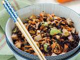 Salade de riz noir, carottes, avocat, tofu, cacahuètes et sésame (vegan)
