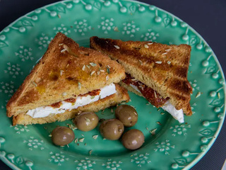 Sandwich au fromage frais et tomates séchées