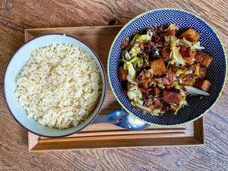 Tofu fumé et céleri au wok - Recette par Un peu gay dans les coings