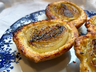 Pour les fêtes – Tartelettes tatin à l’oignon