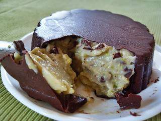 Crème glacée à la pistache en coque de chocolat noir (Vegan)
