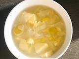 Soupe aux poireaux, pommes de terre et chou chinois
