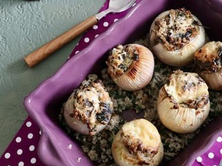 Oignons farcis au quinoa et au bleu d’Auvergne (Un légume, trois recettes)