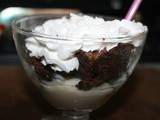 Idée dessert brownie crème vanille et chantilly