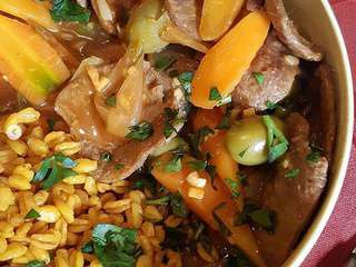 Pst goût « bœuf » aux carottes, olives et safran, accompagné de blé au safran et curcuma