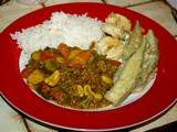 Repas Indien : curry d'okra et légumes, riz basmati, beignet d'okra et bananes plantain