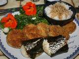 Repas japonais : beignets d'aubergine, mochi, riz gluant, salade du jardin