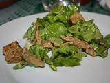Salade caesar avec croutons avec proteines de soja et salade du jardin