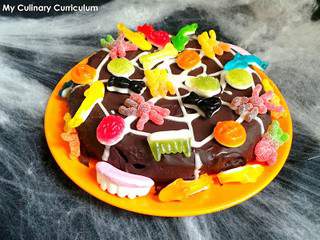 Gâteau au chocolat et aux bonbons toile d'araignée pour Halloween (Spider web chocolate cake with candies for Halloween)
