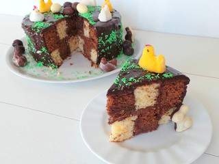 Gâteau damier de Pâques facile et sans moule spécial (Easy Easter cake checkered without special mold)