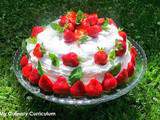 Gâteau meringué aux fraises et sirop de rose (Meringue cake with strawberries and rose syrup)