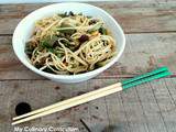 Nouilles asiatiques aux légumes sautés (soja, coco plats, petits pois, choux,...) (Asian noodles with sautéed vegetables (soy, peas, cabbage ...)