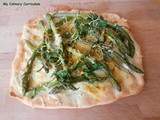 Pizza blanche aux asperges (White pizza with asparagus)