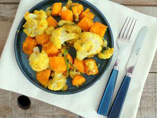 Poêlée de chou-fleur et patates douces au miel et au curry (Sauteed cauliflower and sweet potatoes with honey and curry)