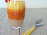 Rainbow smoothie glass poires, bananes, abricots et ananas (Bananas, apricots and pineapple rainbow smoothie glass)