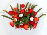Salade d'asperges, fraises, mozzarella et basilic (Asparagus, strawberries, basil and mozzarella salad)