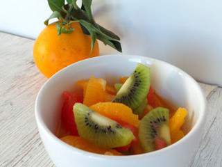Salade d'oranges, pomelos, kiwis à la fleur d'oranger (Orange, grapefruit, kiwi fruit salade with orange flower)