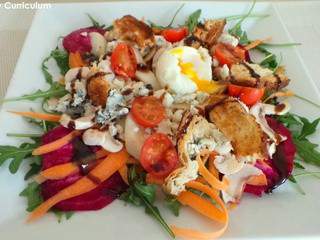 Salade de betteraves crues, roquefort, poires et œuf mollet (Raw beetroot salad, blue cheese, pears and boiled egg)