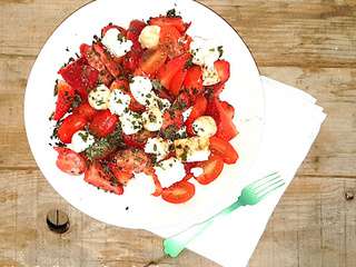 Salade de tomates cerise, fraises, feta, mozzarella (Strawberry, cherry tomatoes, mozarella and feta cheese salad)