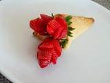 Tartelettes aux fraises et lemon curd (crème de citron) en bouquet de roses (Tartlets with strawberries and lemon curd (lemon cream) bouquet of roses)