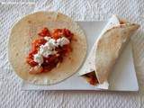 Wrap chaud tomates, poivrons, oignons et chèvre frais (Wrap hot tomatoes, peppers, onions and goat cheese)
