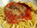 Spaghettis de courgette, sauce aux tomates fraîches et crumesan