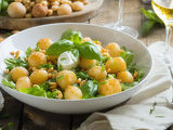 Cette salade aux gnocchis poêlés fait un carton cet été (et elle est prête en 15 minutes seulement)