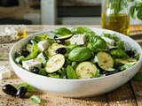 Cette salade courgettes-feta est si fraîche et rapide qu’elle va devenir votre incontournable de l’été