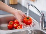 Non, rincer vos fruits et légumes à l’eau ne suffit pas : ce qu’il faut vraiment faire pour enlever les pesticides