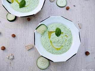 Soupe froide (ou gaspacho) de concombre, noisettes et basilic