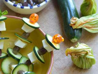 Brochettes crues un peu grecques {Courgettes - Olives - Fromage}