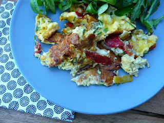 Omelette mozzarella et poivrons marinés