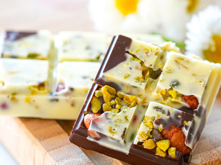Chocolat fourré aux noisettes et pistaches