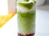 Matcha latte aux fruits rouges