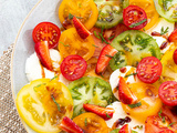 Salade colorée aux tomates, mozzarella et fraises