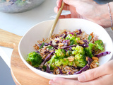 Salade de riz croustillant au brocoli et chou-rouge