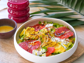 Salade gourmande au pomelo et cœur de burrata