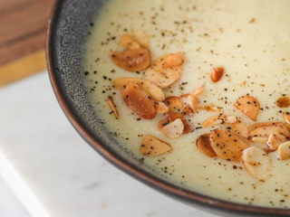 Velouté d’asperges blanches aux amandes grillées