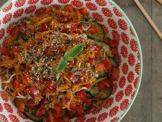 Salade de carotte, concombre et pousses de haricots mungo à l'asiatique