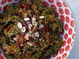 Salade de kale, amandes et noisettes, sauce aux baies de goji