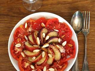 Salade de tomate, pêche et amande, sauce thaïlandaise