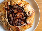 Tarte rustique aux quetsches, au coco et à la cannelle