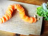 Idée rigolote ! Chenille de carotte crue et sa couverture de salade