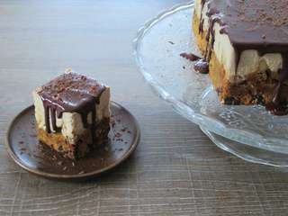 Layer cake : base cookie à la courge, crème crue poire et citron, coulis chocolat – Vegan, sans gluten