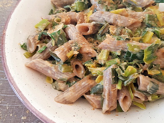 Pasta de sarrasin aux poireaux, sauce crémeuse sésame cacahuète – Vegan, sans gluten