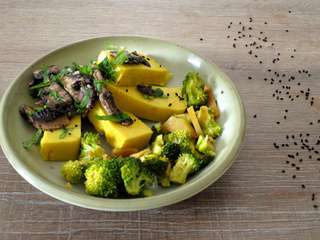 Polenta crémeuse aux champignons et brocolis marinés – Vegan, sans gluten