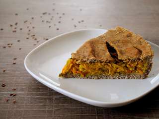 Tarte de fin d’hiver : carotte, épinard, citron, cardamome – Vegan, sans gluten